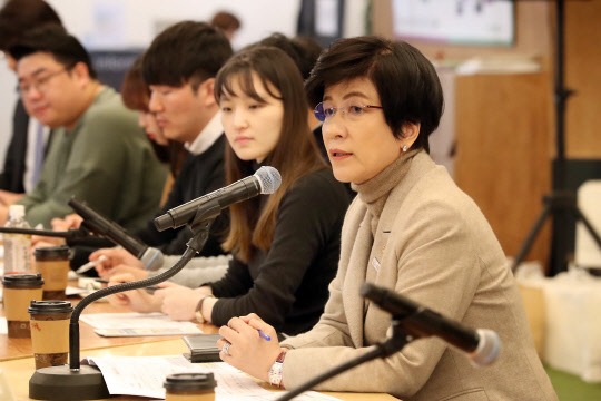 청년일자리 대책 현장 간담회   21일 오후 서울시 중구 서울시일자리센터에서 열린 청년일자리 대책 현장 간담회에서 김영주 고용노동부 장관이 인사말을 하고 있다. 2018.2.21